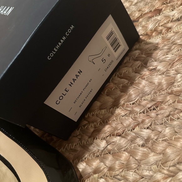 NWB BLACK HEELS - Picture 3 of 3